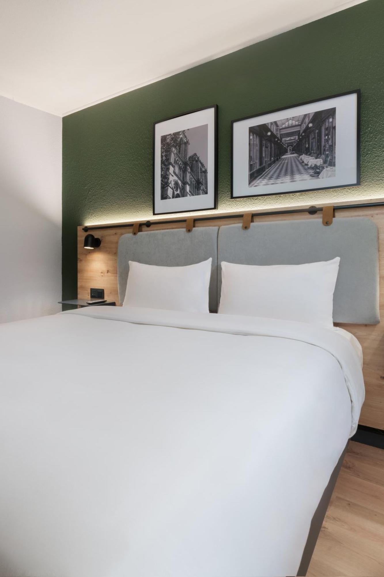 Standard Room - 1 Queen Bed,1616417954:JPEG